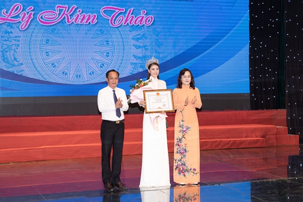 Hoa hậu Lý Kim Thảo trao học bổng cho học sinh nghèo tỉnh Bạc Liêu 13