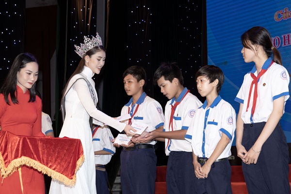 Hoa hậu Lý Kim Thảo trao học bổng cho học sinh nghèo tỉnh Bạc Liêu 21