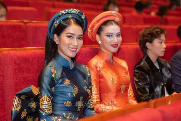 Á hậu Phương Anh, Ngọc Thảo diện áo dài đôi tại thảm đỏ liên hoan phim 7