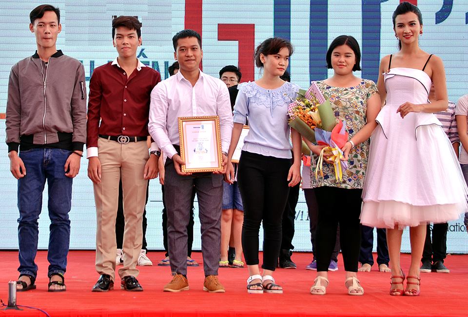 [Ảnh đẹp] - CLB Diễn xuất HUTECH giành giải nhì Hội thi của Báo Sinh viên 7