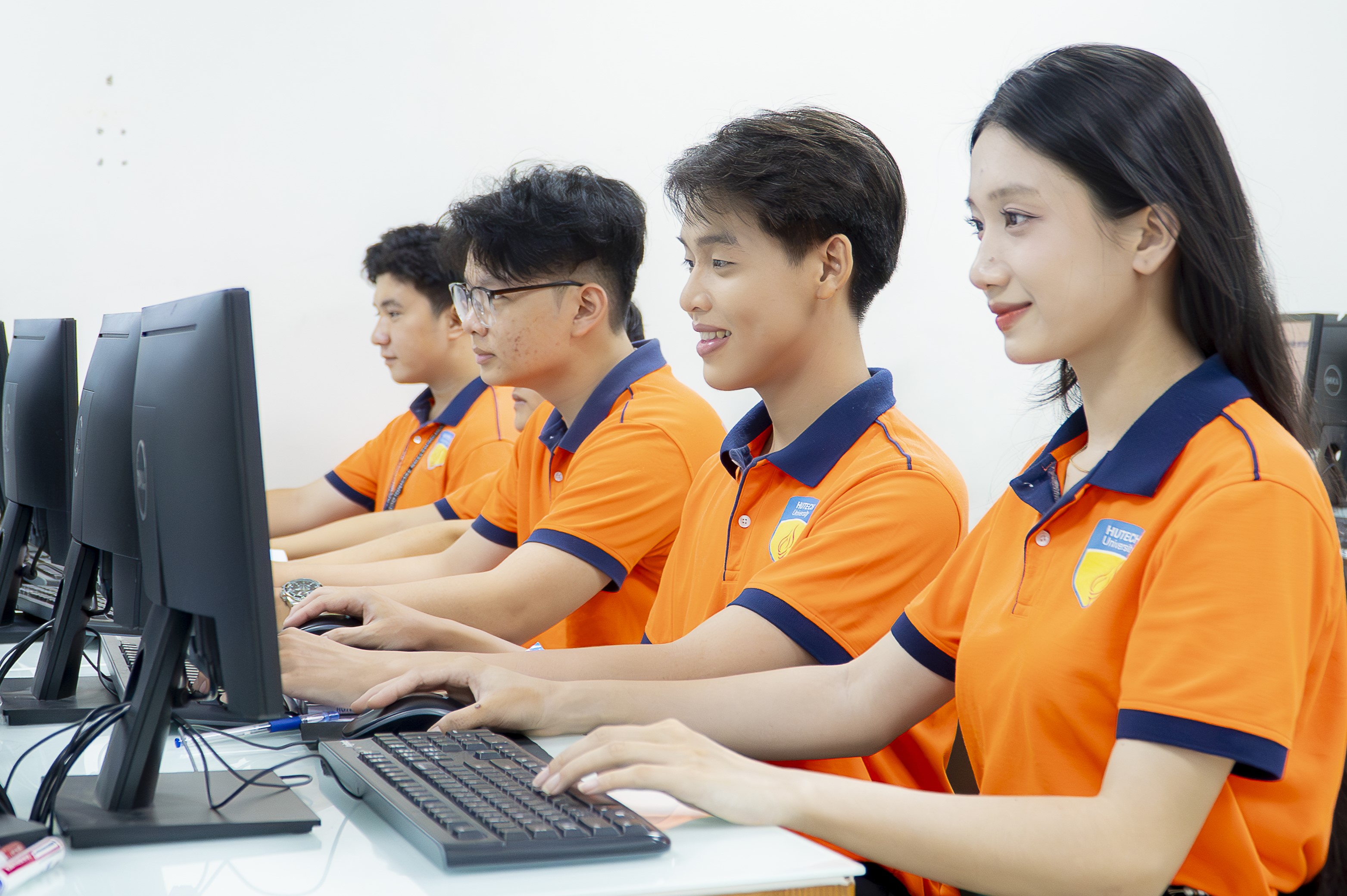 Các "Kỹ sư an ninh mạng tương lai" HUTECH thỏa sức "hành nghề" tại phòng thực hành đạt chuẩn quốc tế