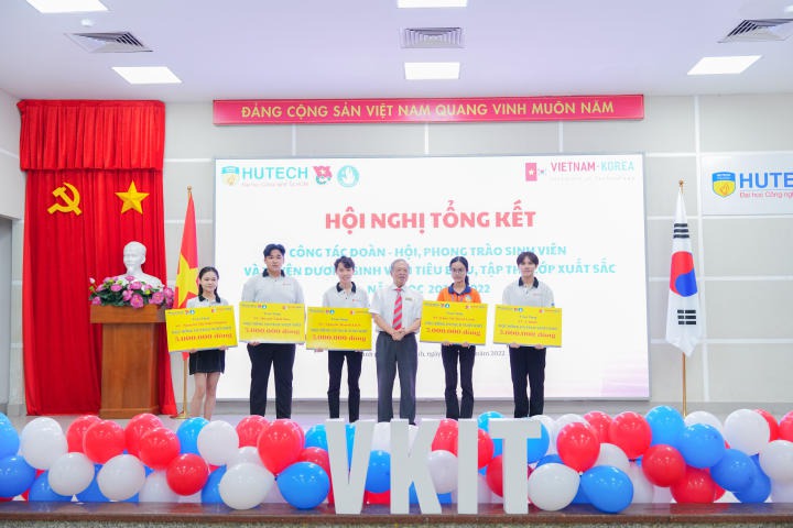 Sinh viên Viện Công nghệ Việt - Hàn được tuyên dương và khen thưởng trong năm học 2021-2022  HUTECH 2