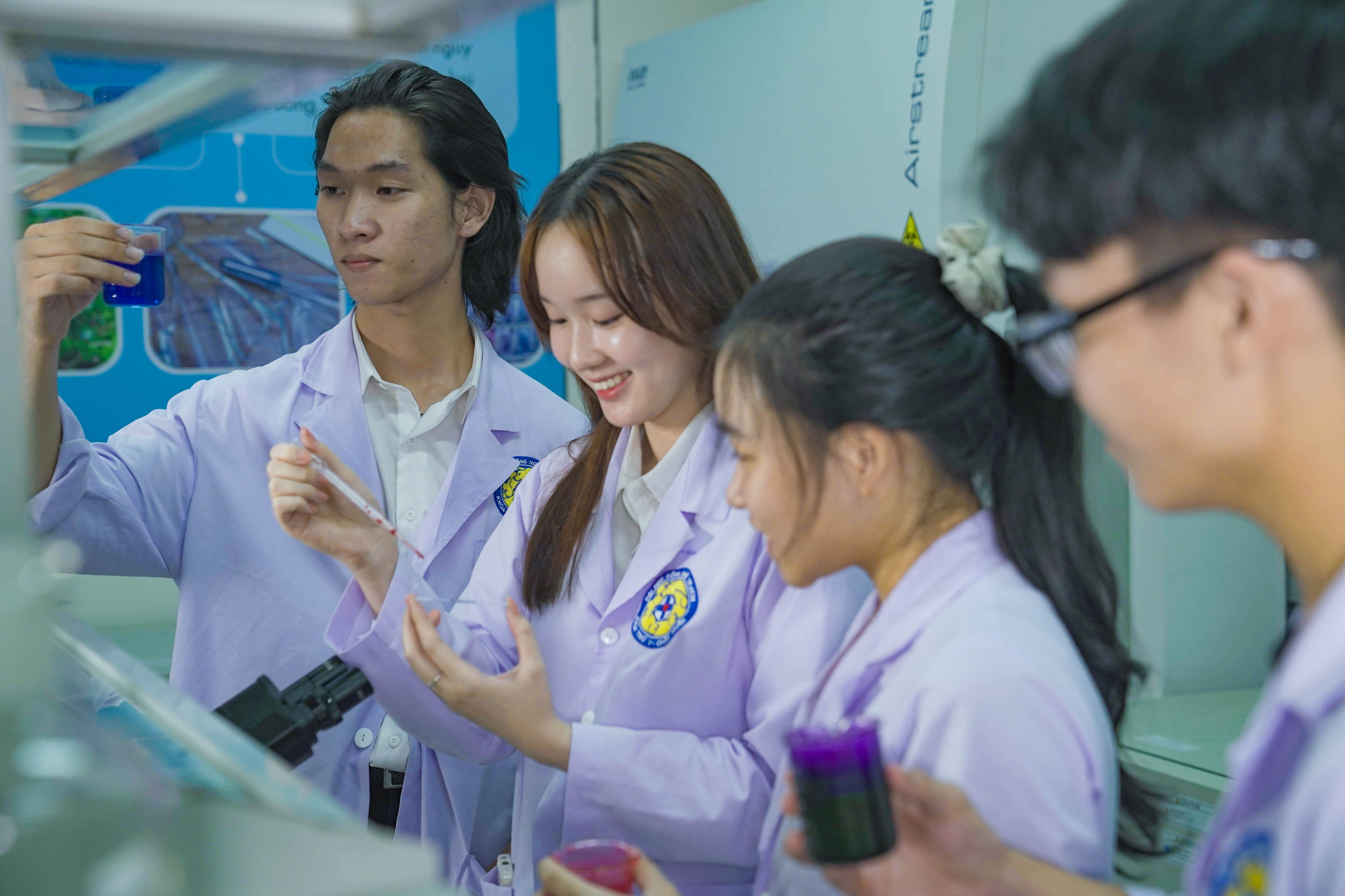 Hoc thu y tai dai hoc HUTECH