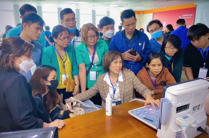 Sinh viên Khoa Thú y - Chăn nuôi HUTECH trải nghiệm siêu âm ổ bụng và tim trên thú nhỏ 10