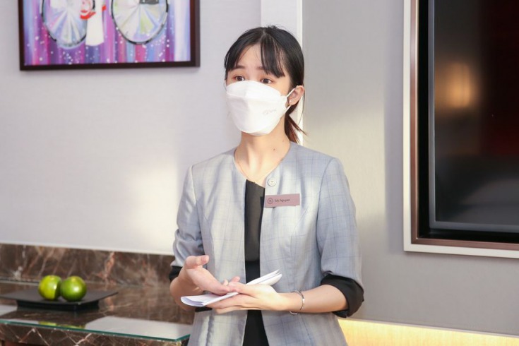 Các bạn sinh viên được nhân viên khách sạn hướng dẫn tham quan các phòng ban, tiện ích,... có tại khách sạn 5