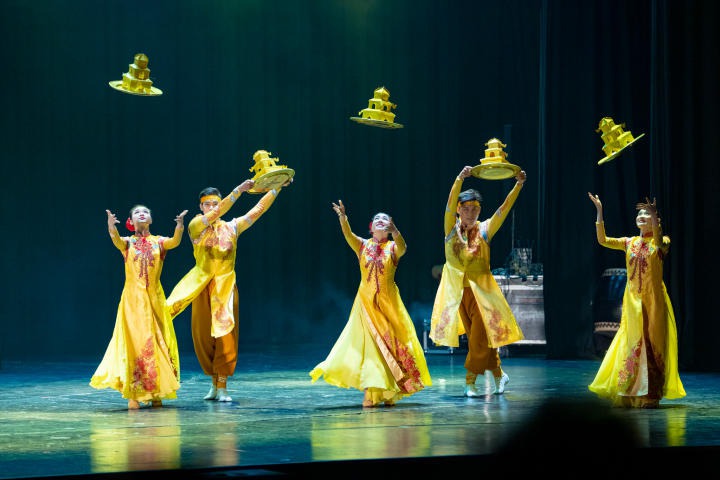 Ca múa nhạc dân tộc Bông Sen TP.HCM mang đến hai tiết mục giao lưu mở màn cho chương trình HUTECH 2
