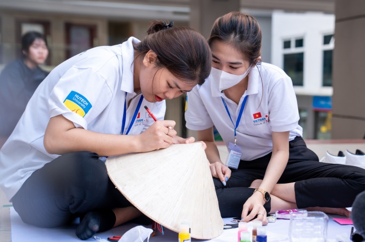 Sinh viên VJIT thể hiện tấm lòng tri ân thầy cô qua hình ảnh chiếc nón lá Việt Nam 62
