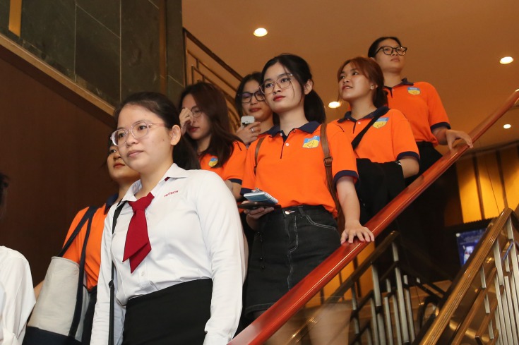 Các bạn sinh viên được nhân viên khách sạn hướng dẫn tham quan các phòng ban, tiện ích,... có tại khách sạn 3