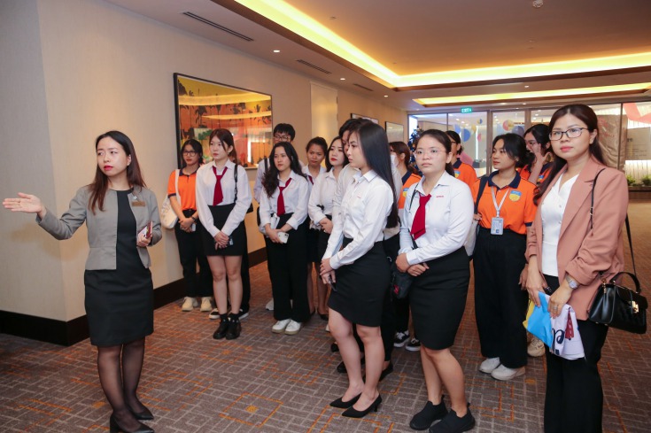Các bạn sinh viên được nhân viên khách sạn hướng dẫn tham quan các phòng ban, tiện ích,... có tại khách sạn 1