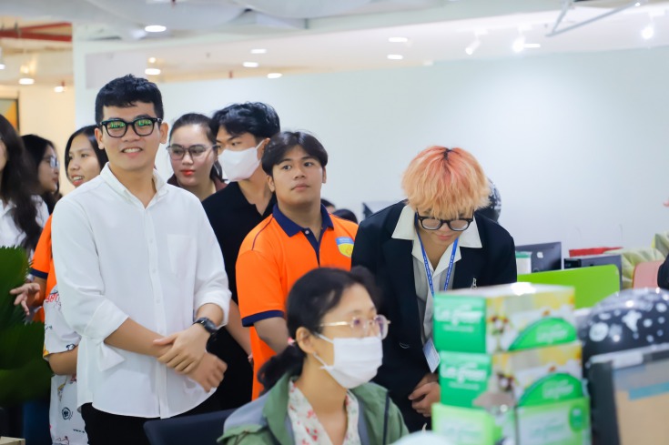 Các đại diện công ty con của Younet Group nhiệt tinh hướng dẫn các bạn sinh viên tham quan công ty 2