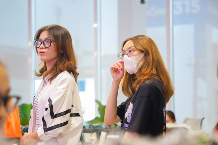 Các đại diện công ty con của Younet Group nhiệt tinh hướng dẫn các bạn sinh viên tham quan công ty 5