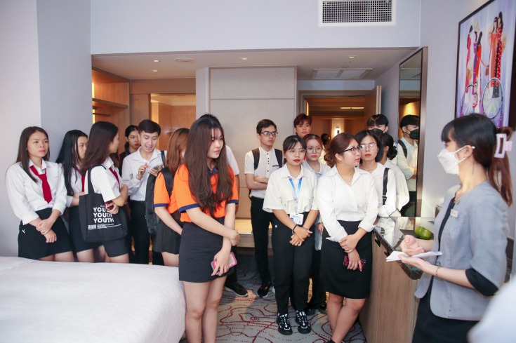 Các bạn sinh viên được nhân viên khách sạn hướng dẫn tham quan các phòng ban, tiện ích,... có tại khách sạn 4