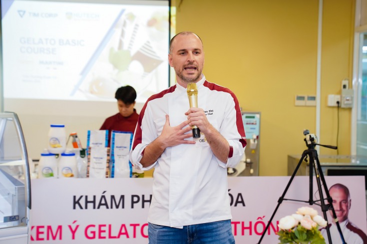 Chef Matteo Zini làm món kem Gelato vị dứa cay 1