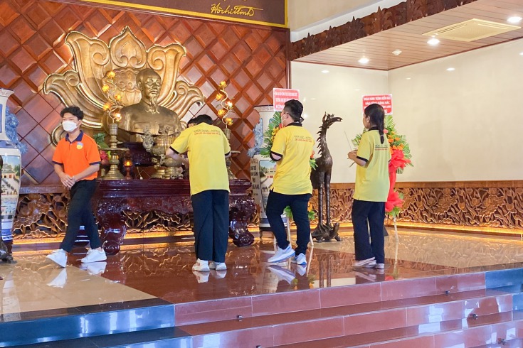 Các bạn còn đến viếng thăm Bảo tàng Hồ Chí Minh - chi nhánh Bình Thuận và dâng hương để tưởng nhớ công lao của Bác HUTECH 2