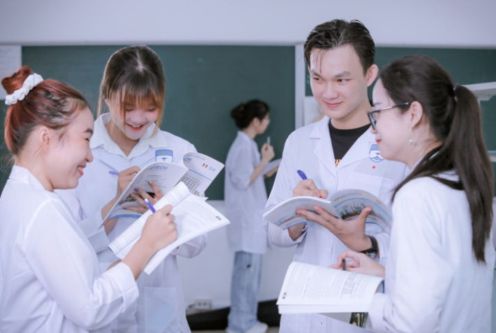 Vậy đứng trước tiềm năng phát triển của công nghệ, cử nhân ngành Dược học có bị thay thế bởi công nghệ AI? 