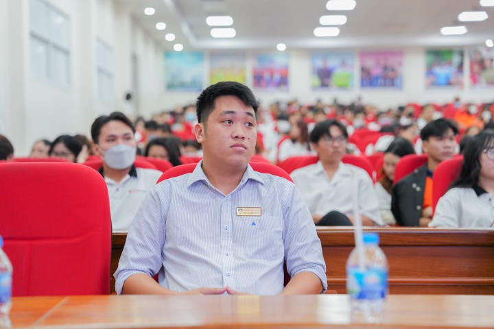Thầy Nguyễn Thanh Vang - Phụ trách Công tác sinh viên VKIT ( trái), PGS.TS. Phan Đình Nguyên - Phó Hiệu trưởng, Viện trưởng VKIT (phải) HUTECH 1