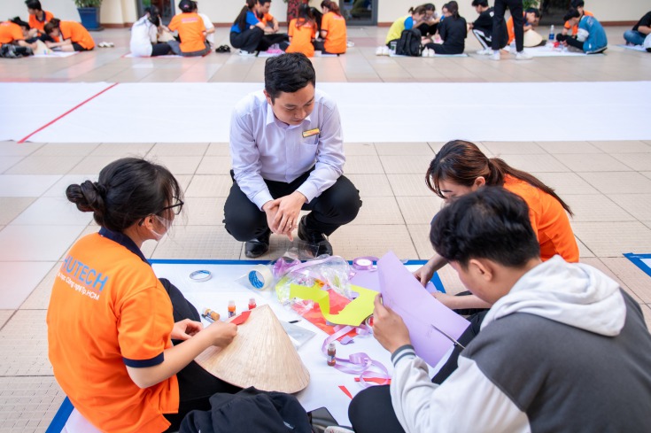 Sinh viên VJIT thể hiện tấm lòng tri ân thầy cô qua hình ảnh chiếc nón lá Việt Nam 60