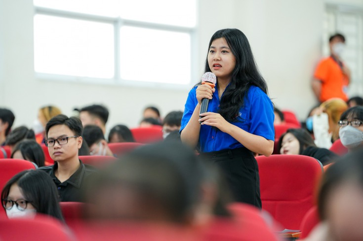 Các diễn giả đã giải đáp những thắc mắc của các bạn sinh viên về những vấn đề trong lĩnh vực thương mại điện tử HUTECH 2