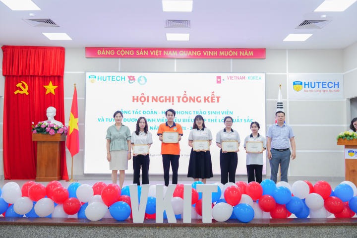 Sinh viên Viện Công nghệ Việt - Hàn được tuyên dương và khen thưởng trong năm học 2021-2022  HUTECH 4