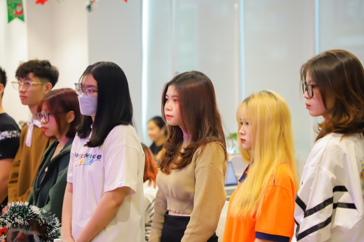 Các đại diện công ty con của Younet Group nhiệt tinh hướng dẫn các bạn sinh viên tham quan công ty 4