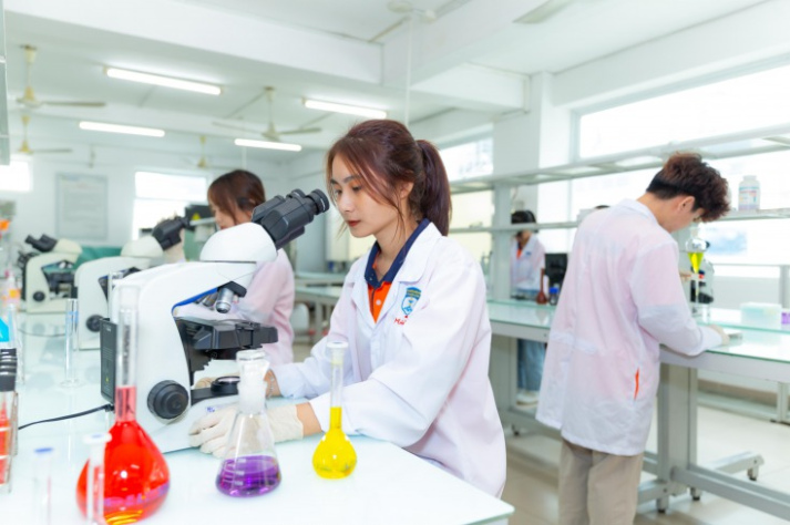Vậy đứng trước tiềm năng phát triển của công nghệ, cử nhân ngành Dược học có bị thay thế bởi công nghệ AI? 