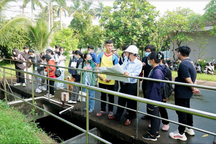 Sinh viên Kỹ thuật môi trường tìm hiểu quy trình xử lý nước thải tại Khu Công nghiệp Tân Bình 23
