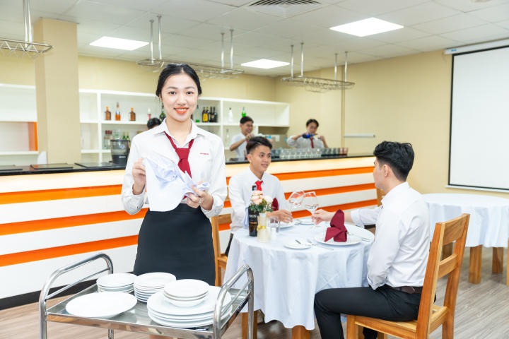 Sinh viên ngành Quản trị nhà hàng và dịch vụ ăn uống trong giờ học thực hành