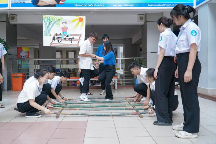 Sinh viên Khoa Quản trị kinh doanh tham gia các trò chơi dân gian đón mừng xuân Quý Mão 2023 HUTECH 3