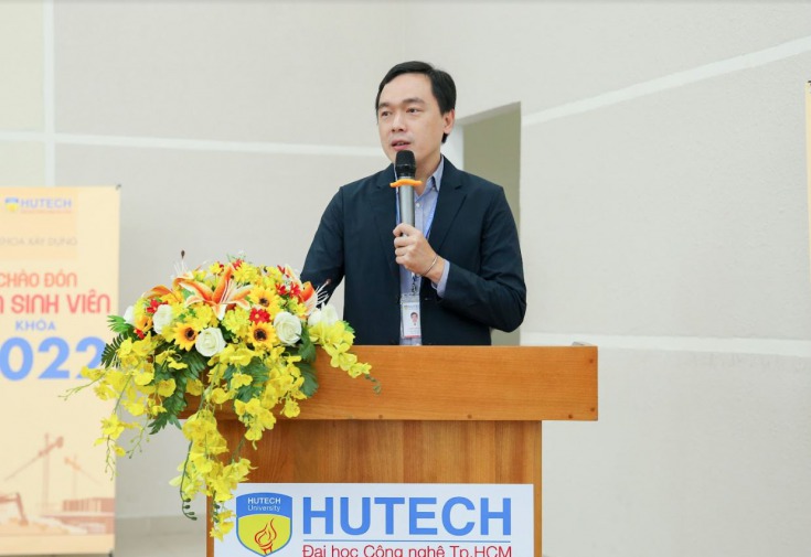 TS. Trần Tuấn Nam giới thiệu về chương trình học cho các bạn sinh viên