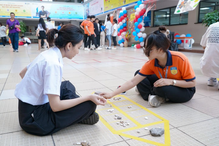 Sinh viên Khoa Quản trị kinh doanh tham gia các trò chơi dân gian đón mừng xuân Quý Mão 2023 HUTECH 1