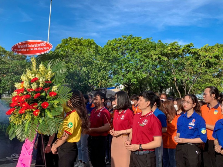 Đội hình Xuân tình nguyện dâng hương tưởng niệm các anh hùng liệt sĩ tại Bia Ghi Công mặt trận Cầu Thị Nghè 1