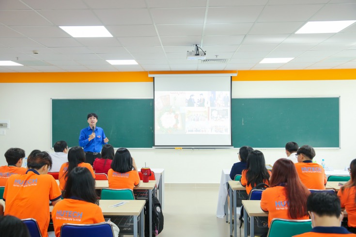 Đ/c Tạ Trung Kiên giới thiệu và hướng dẫn sinh viên đăng ký tham gia Sinh viên 5 tốt
