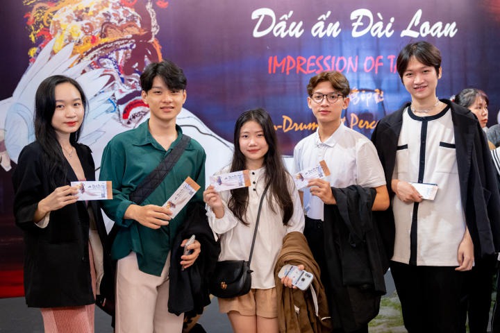 Sinh viên Khoa Trung Quốc học có mặt tại chương trình biểu diễn nghệ thuật “Dấu ấn Đài Loan”  HUTECH 3