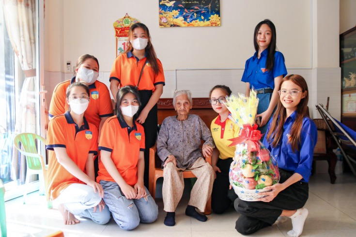Sinh viên khoa Trung Quốc học - HUTECH đến thăm và tặng quà cho Mẹ Việt Nam anh hùng Trịnh Thị Hải và  Má phong trào học sinh - sinh viên Nguyễn Thị O   4