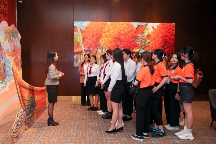 Các bạn sinh viên được nhân viên khách sạn hướng dẫn tham quan các phòng ban, tiện ích,... có tại khách sạn 2