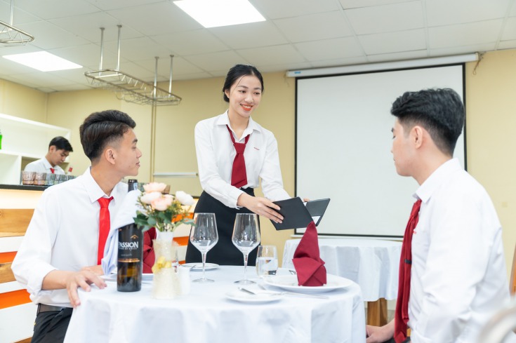 Sinh viên ngành quản trị nhà hàng và dịch vụ ăn uống HUTECH trong giờ thực hành