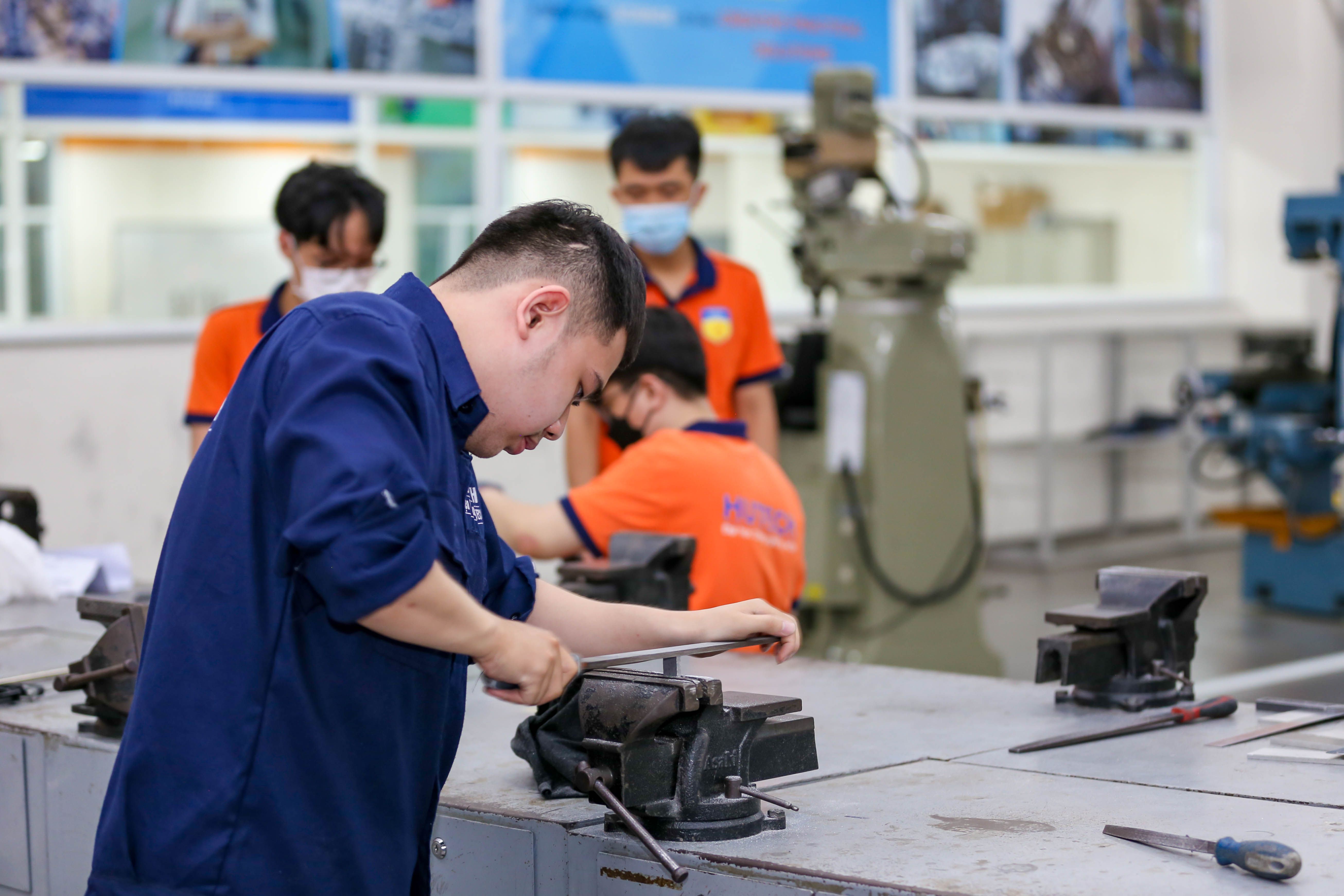 Sinh viên có cơ hội thực hành trực tiếp trên các thiết bị kỹ thuật hiện đại. 