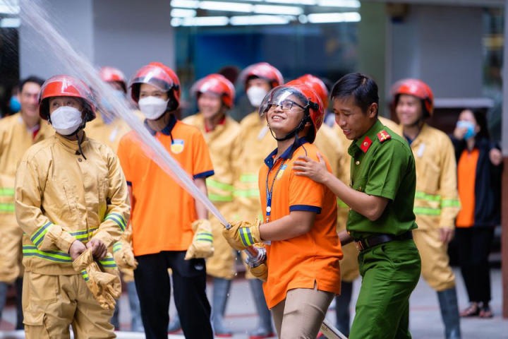 Các thành viên tham gia vào chương trình diễn tập Phòng cháy chữa cháy và Cứu hộ cứu nạn HUTECH 2