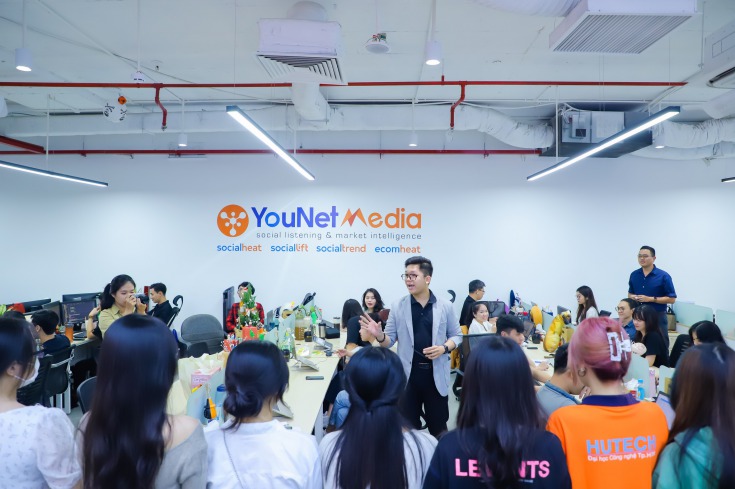 Các đại diện công ty con của Younet Group nhiệt tinh hướng dẫn các bạn sinh viên tham quan công ty 6