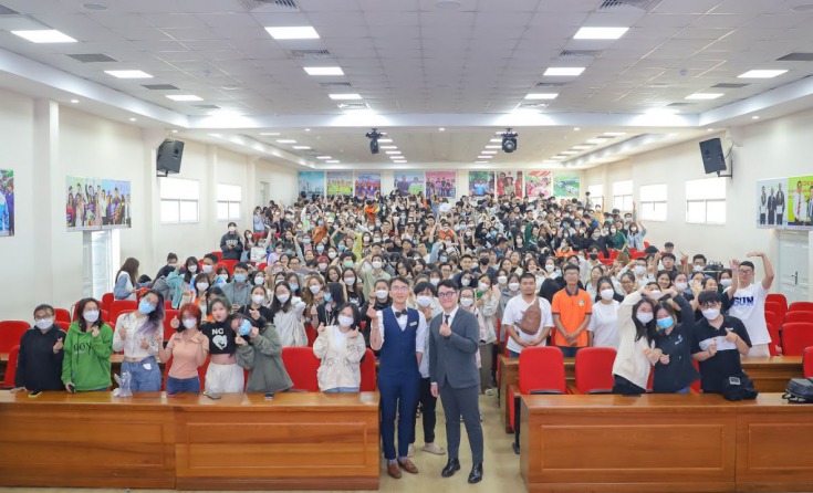 Sinh viên ngành Tiếng Anh thương mại tích lũy kiến thức về cách thích nghi văn hóa doanh nghiệp tại các tập đoàn đa quốc gia 49