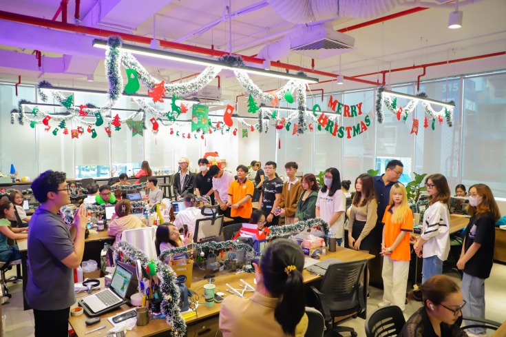 Các đại diện công ty con của Younet Group nhiệt tinh hướng dẫn các bạn sinh viên tham quan công ty 3