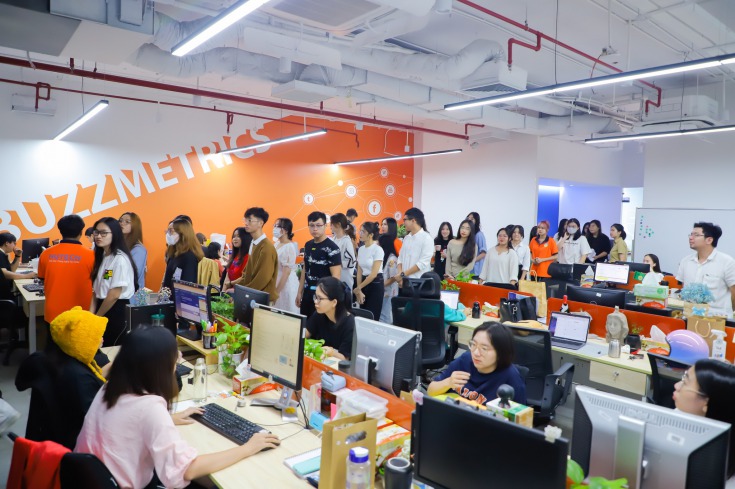 Các đại diện công ty con của Younet Group nhiệt tinh hướng dẫn các bạn sinh viên tham quan công ty 1