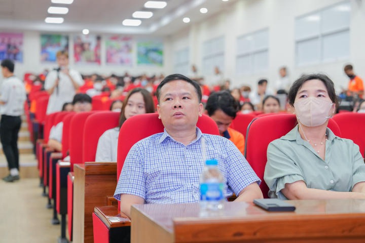 Thầy Nguyễn Thanh Vang - Phụ trách Công tác sinh viên VKIT ( trái), PGS.TS. Phan Đình Nguyên - Phó Hiệu trưởng, Viện trưởng VKIT (phải) HUTECH 2