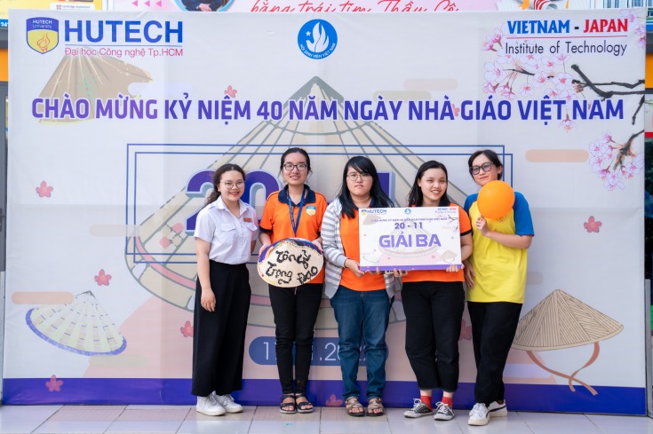Sinh viên VJIT thể hiện tấm lòng tri ân thầy cô qua hình ảnh chiếc nón lá Việt Nam 94