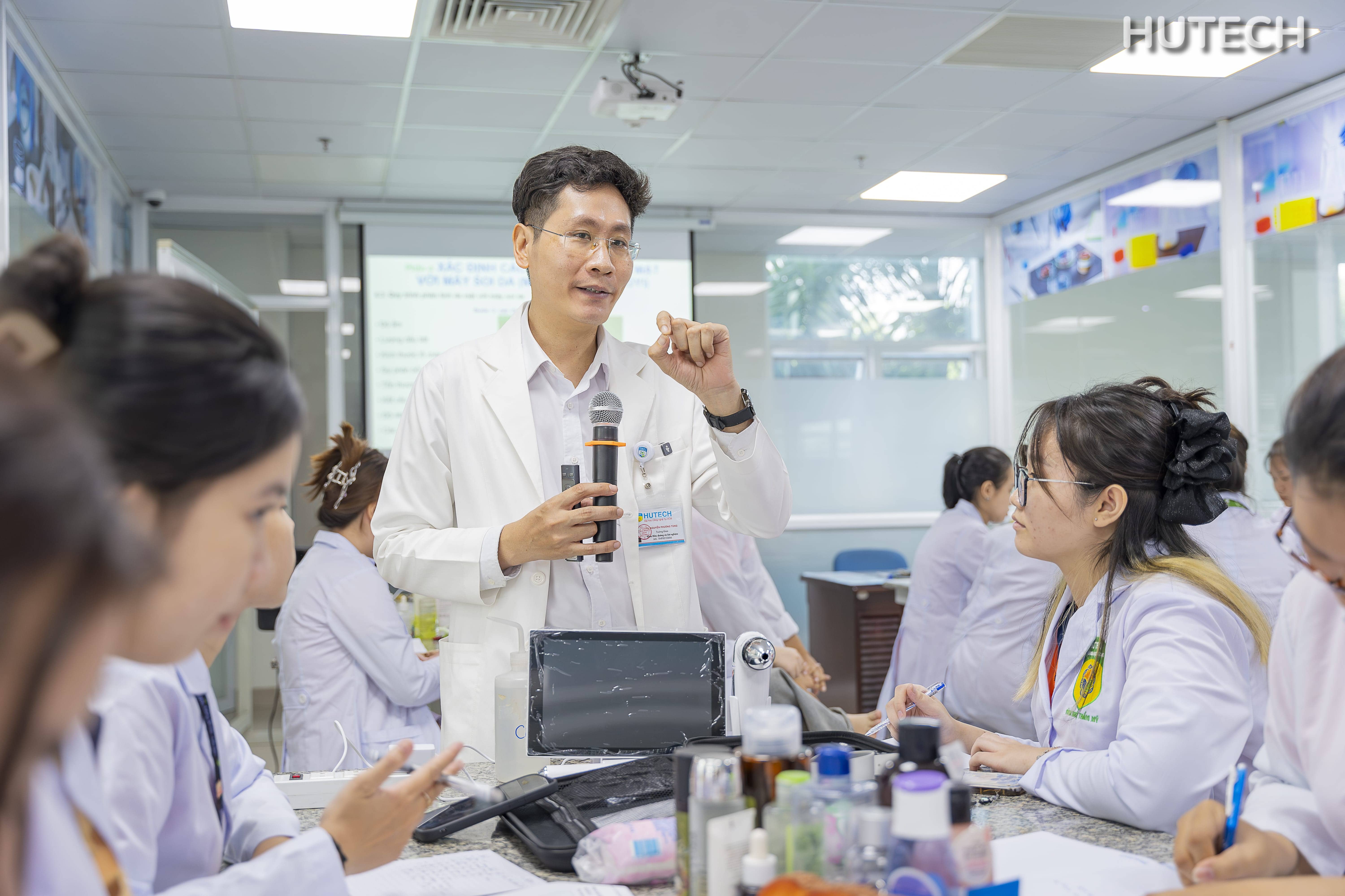 truong dai hoc dao tao cong nghe tham my uy tin