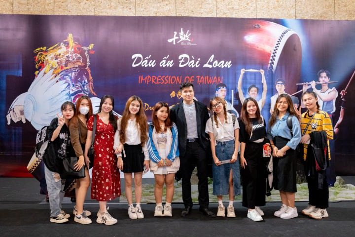 Sinh viên Khoa Trung Quốc học có mặt tại chương trình biểu diễn nghệ thuật “Dấu ấn Đài Loan”  HUTECH 4