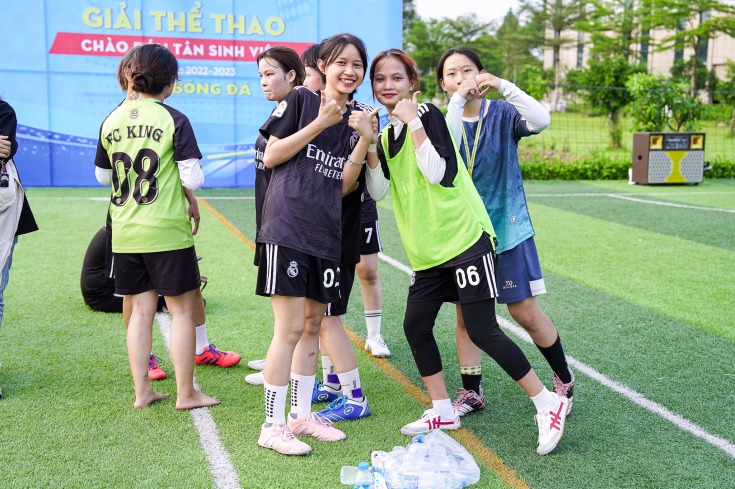 Không khí hào hứng của các bạn sinh viên trước trận đấu  2