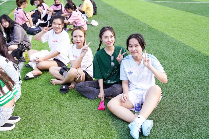 Không khí hào hứng của các bạn sinh viên trước trận đấu  1