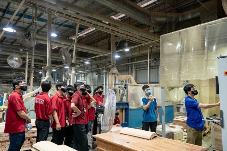 Các bạn sinh viên được tìm hiểu về quy trình sản xuất tại nhà máy 1