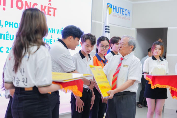 Sinh viên Viện Công nghệ Việt - Hàn được tuyên dương và khen thưởng trong năm học 2021-2022  HUTECH 1